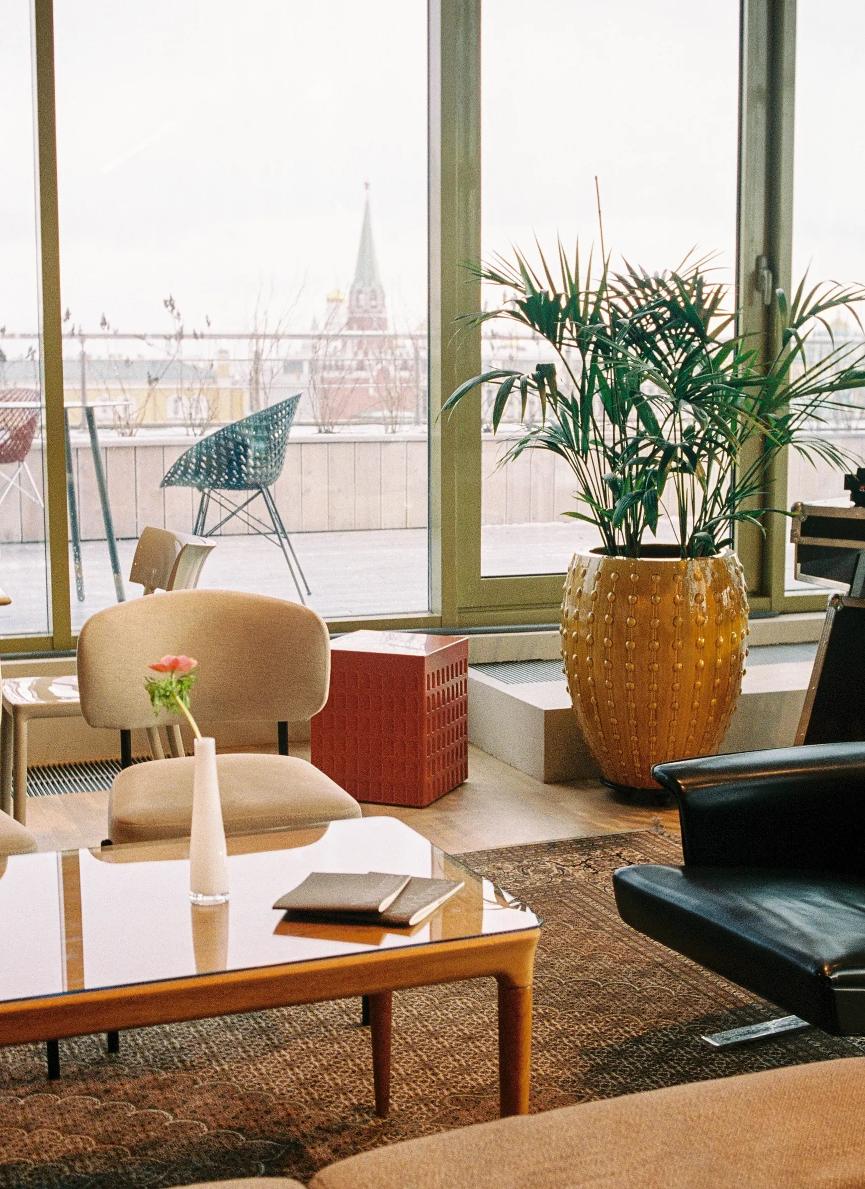 Lounge of the Noôdome club with a view over Moscow